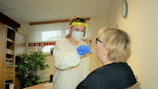 Regelmäßige Covid-19-Tests stehen auch im Mittelpunkt des Pflegeheims am Eichberg in Marktgraitz. Hier testet Mitarbeiterin Silvia Friedrich gerade "die Chefin" Monika Trinkwalter. Fotos: Corinna Tübel