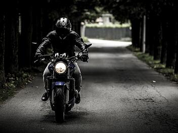 Polizei sucht Zeugen nach Motorradfahrer-Verfolgung in Stockstadt