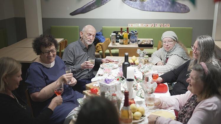 Freunde geben Gisela (zweite von links) Halt.