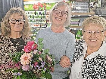 Anita Roth &uuml;berreichte Blumen an die neue Vorsitzende des Stadtverbands f&uuml;r Gartenbau- und Landespflege Ha&szlig;furt, Manuela Baur, Arm in Arm mit der bisherigen Vorsitzenden Petra Schilling (rechts). Sie bleibt dem Verein als Beisitzerin erhalten.