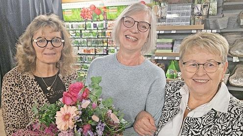 Anita Roth &uuml;berreichte Blumen an die neue Vorsitzende des Stadtverbands f&uuml;r Gartenbau- und Landespflege Ha&szlig;furt, Manuela Baur, Arm in Arm mit der bisherigen Vorsitzenden Petra Schilling (rechts). Sie bleibt dem Verein als Beisitzerin erhalten.