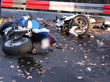 Auf der Staatsstraße zwischen Ebern und Untermerzbach stießen auf der Serpentinenstrecke zwei Motorradfahrer zusammen.