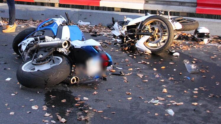 Auf der Staatsstraße zwischen Ebern und Untermerzbach stießen auf der Serpentinenstrecke zwei Motorradfahrer zusammen.