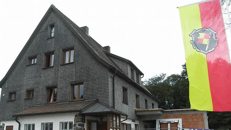 Gäste des Würzburger Hauses am Eingangsbereich der Hüttengaststätte. Foto: Joachim Rübel