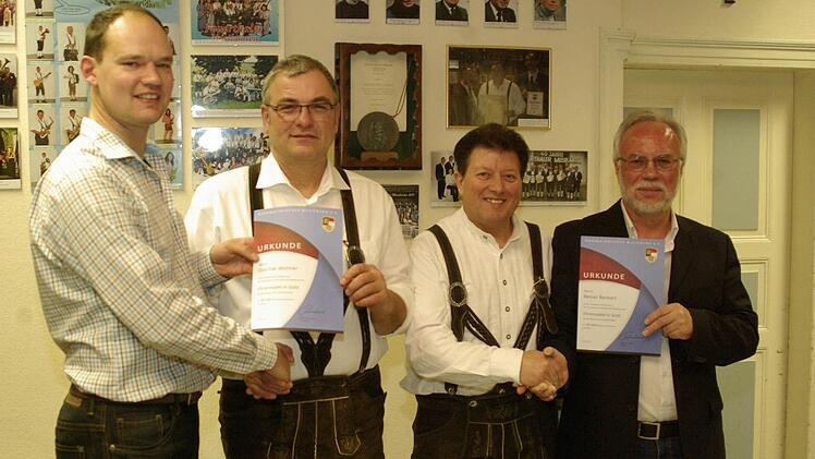 Seit 40 Jahren Musiker: NBMB-Kreisvorsitzender Mario Hugo (l.) und der Vorsitzende des Musikvereins, Hubert Schneider (r.), ehrten mit Dietmar Wehner und Rainer Benkert (v. l.) zwei Aktive. Foto: Winfried Ehling