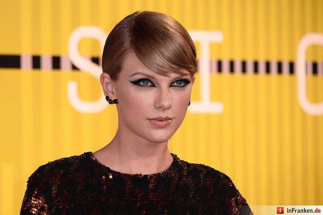 Red Carpet - MTV Video Music Awards 2015