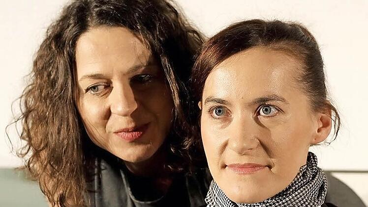 Angelika (Ursula Gumbsch, li.) und Sabine (Heidi Lehnert) liefern sich ein verbales Duell - des Aufstiegs willen.  Foto: Werner Lorenz