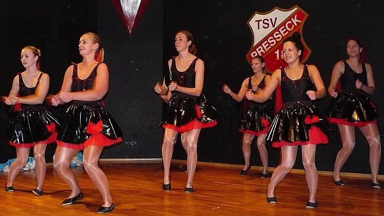 Mit ihrem Showtanz "Feuer & Eis" setzte die Kupferberger Prinzengarde Akzente in der Langen LQN-Nacht. Fotos: Klaus-Peter Wulf