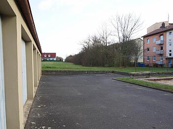 Auf dieser Fläche zwischen Friedhof und Adolf-Kolping-Straße sollen zwei Gebäude entstehen. Die Garagen müssen weichen.Foto: Arkadius Guzy