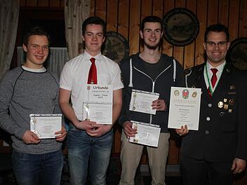 Aktiven der Kauernburger Schützen wurden ausgezeichnet: Patrick Zahl bekam das kleine goldene Abzeichen, Jan Fiedler das große goldene Abzeichen, Felix Griener das große silberne Abzeichen und das kleine goldene Abzeichen des Bezirkes Oberfranken, und Patrick Waldmann nahm das Bronzene Abzeichen des Gaus und die Urkunde für herausragenden Leistungen im Großkaliberschießen bei den Gaumeisterschaften in Empfang. Waldmann hat in vier Disziplinen teilgenommen, wurde im Großkaliber mit 246 Ringen ...