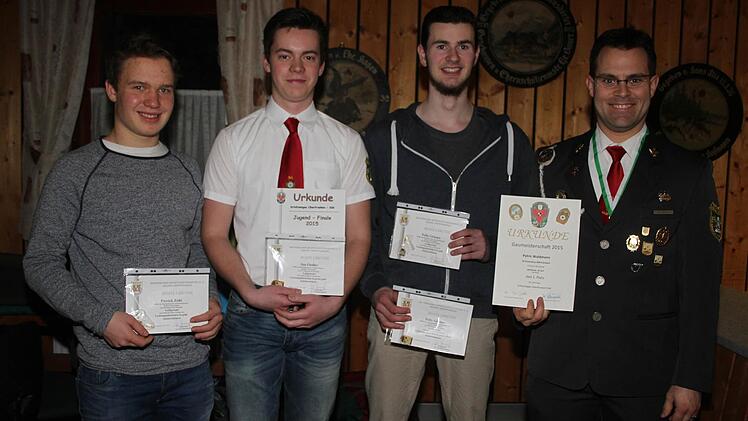 Aktiven der Kauernburger Schützen wurden ausgezeichnet: Patrick Zahl bekam das kleine goldene Abzeichen, Jan Fiedler das große goldene Abzeichen, Felix Griener das große silberne Abzeichen und das kleine goldene Abzeichen des Bezirkes Oberfranken, und Patrick Waldmann nahm das Bronzene Abzeichen des Gaus und die Urkunde für herausragenden Leistungen im Großkaliberschießen bei den Gaumeisterschaften in Empfang. Waldmann hat in vier Disziplinen teilgenommen, wurde im Großkaliber mit 246 Ringen ...