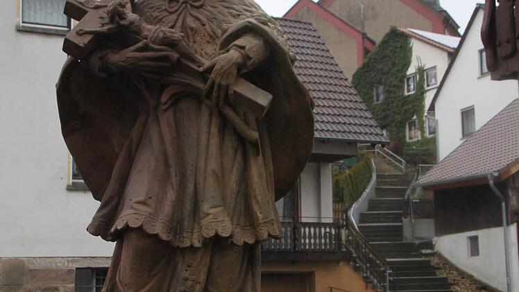 Impression aus Motten: Eine der beiden Treppen hinauf zur Kirche ist im Hintergrund zu sehen. Foto: Ulrike Müller