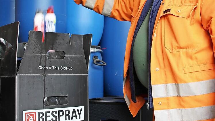 Thomas Lippert sortiert jegliche Arten von Chemikalien.
