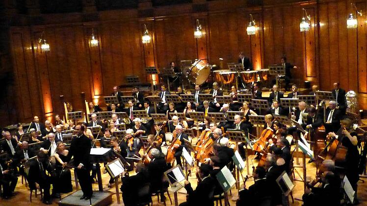 Ärzte machen Musik. Für die Pfingsttournee hat sich das Bayerische Ärzteorchester zwei Großwerke aus Klassik und Moderne ausgewählt.Foto: Gerhild Ahnert