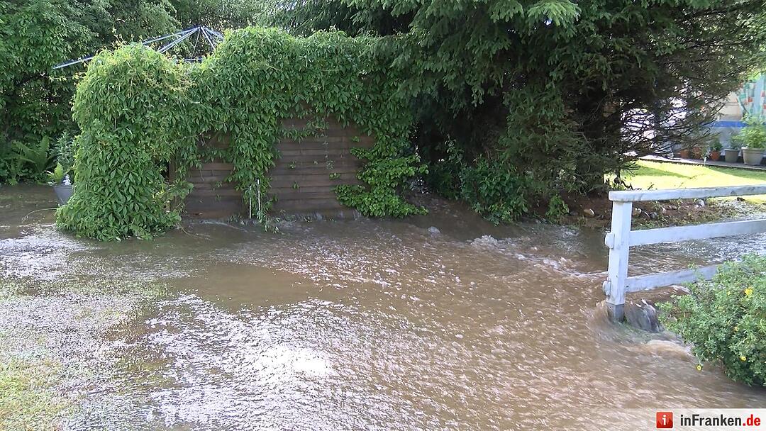 Erneuter Starkregen setzt Ortschaften unter Wasser