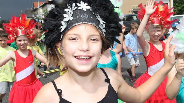 Ein Hauch von Karneval in Rio de Janeiro vermittelten diese Mädchen.  Foto: Gerda Völk