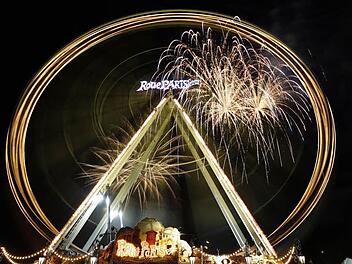 So &auml;hnlich h&auml;tte es bei gutem Wetter aussehen k&ouml;nnen: Das Feuerwerk am Donnerstagabend hat beim Coburger Vogelschie&szlig;en Tradition. Foto: CT-Archiv
