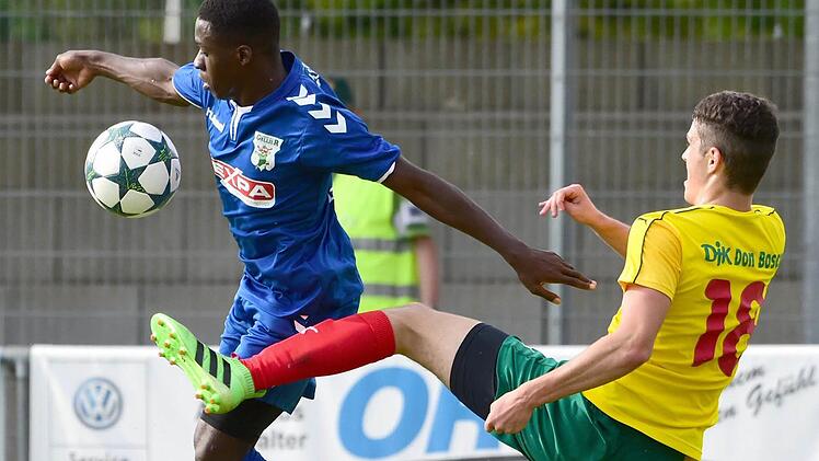 Angreifer Jean-Bosco Makengo (links) durfte gegen die DJK Don Bosco Bamberg mit Marco Schmidt erstmals von Anfang an f&uuml;r die Grabfeld-Gallier ran. Er hatte in der zweiten Minute die F&uuml;hrung auf dem Fu&szlig;.  Foto: Anand Anders