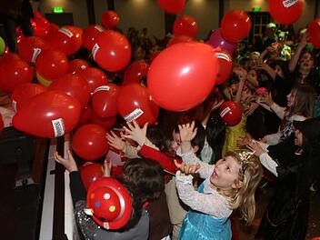 Hoch her ging es gestern beim großen Kinderfasching in der Stadthalle.  Foto: Barbara Herbst