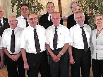 Für über 40- und 50-jähriges aktives Wirken wurden beim Posaunenchor Hummendorf geehrt: (vorne, von links) Chorleiter Matthias Trukenbrod, Herbert Spindler, Heinz Roth, Martin Leppert, Günter Oßwald, Bezirksobfrau Sabine Müller und Stefan Leppert; (hintere Reihe) Gründungsmitglied Otto Roth, Ulrich Trukenbrod, Pfarrer Christoph Teille und Dekanin Dorothea Richter. Foto: Dieter Wolf