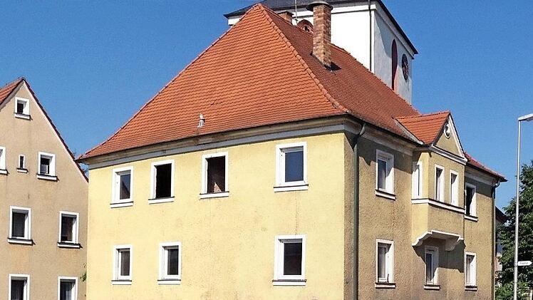 Unmittelbar neben der Kirche befand sich die alte Schule von Thüngfeld, die jetzt abgerissen wurde. Foto: Archiv Evi Seeger