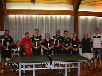 In Nurn fand das achte Großgemeinde-Tischtennisturnier von Steinwiesen statt. Gewinner wurde zum zweiten Mal Markus Hofmann (links). Rechts daneben den Nächstplatzierten Sebastian Kotschenreuther, Ottmar Wunder, Michael Beitzinger, Thomas Zeis, Markus Müller, Bastian Kolb und Alexander Greser sowie (von rechts) SV-Vorsitzender Vinzenz Sesselmann und TT-Abteilungsleiter Manfred Greser. Foto: Hans Franz