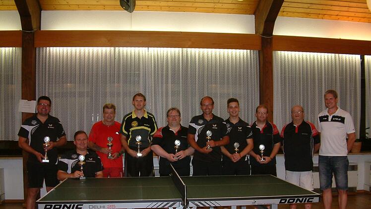 In Nurn fand das achte Großgemeinde-Tischtennisturnier von Steinwiesen statt. Gewinner wurde zum zweiten Mal Markus Hofmann (links). Rechts daneben den Nächstplatzierten Sebastian Kotschenreuther, Ottmar Wunder, Michael Beitzinger, Thomas Zeis, Markus Müller, Bastian Kolb und Alexander Greser sowie (von rechts) SV-Vorsitzender Vinzenz Sesselmann und TT-Abteilungsleiter Manfred Greser. Foto: Hans Franz