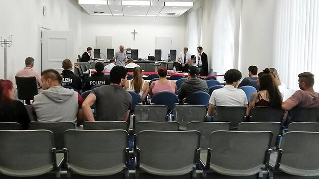Zum Prozessauftakt in den Sitzungssaal des Landgerichts waren einige Zuschauer gekommen. Foto: jb