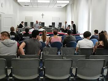 Zum Prozessauftakt in den Sitzungssaal des Landgerichts waren einige Zuschauer gekommen. Foto: jb