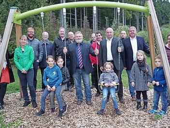 Groß war die Freude über die neue Schaukel in Kleintettau. Foto: privat