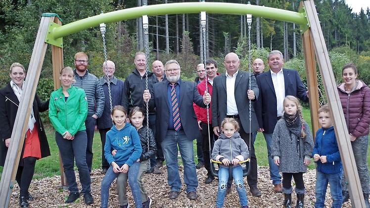 Groß war die Freude über die neue Schaukel in Kleintettau. Foto: privat