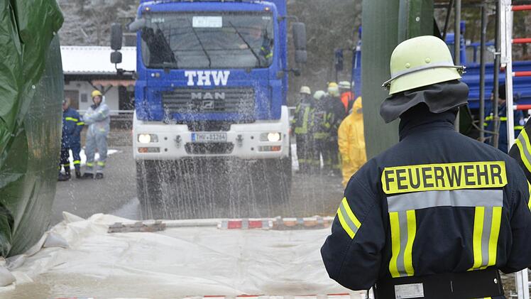 Von unten und von den Seiten sprüht Wasser gegen den Lkw. Foto: Peter Rauch