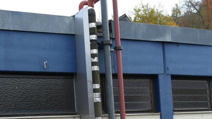 Stadtwerksleiter  Pr&ouml;schold und Stellvertreter  Vo&szlig; beim Baustellentermin. Im Hintergrund die Ammoniak-Leitung (rot).