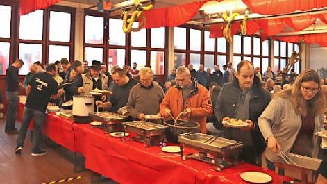 Bei der Fleischausgabe ist Geduld gefragt.