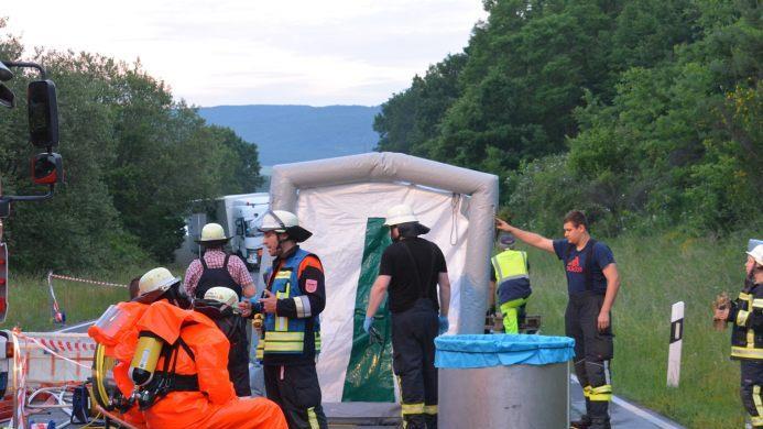 Aufgebaut war deshalb auch ein Dekontaminationsplatz mit der Dekontaminationsdusche. Hier wurden diejenigen, die mit CSA (Chemikalienschutzanzug) im Einsatz waren wieder von außen gereinigt. Foto: Friedrich