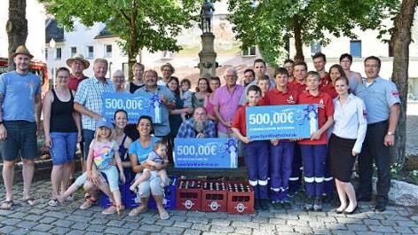 Bei der Scheck&uuml;bergabe  Foto: Petra Malbrich