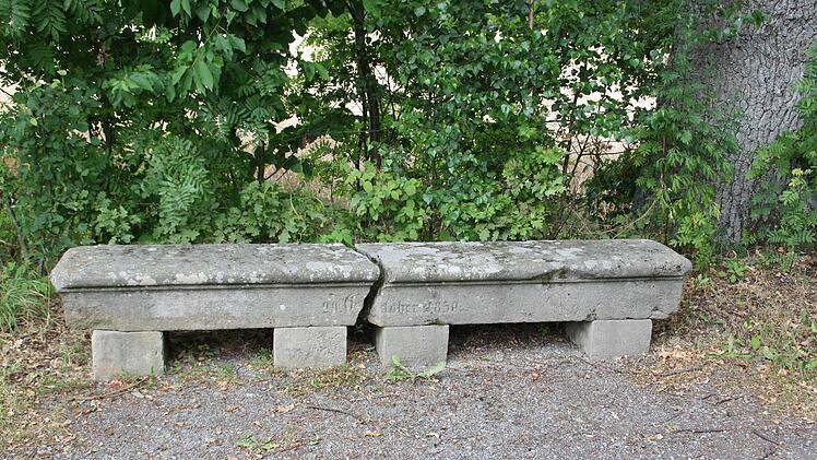 Die gebrochene Steinbank hat eine ganz besondere Symbolik. Foto: Erich Olbrich
