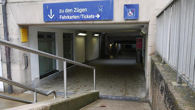 An der Unterführung zu den Gleisen weist ein Schild darauf hin, dass man hier mit einem Rollstuhl nicht weiterkommt.