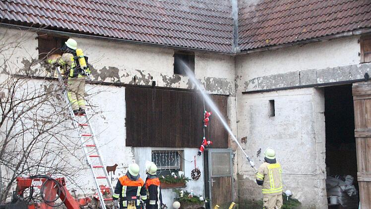 Über alle Öffnungen wurde das Feuer bekämpft.  Foto: Andreas Dorsch