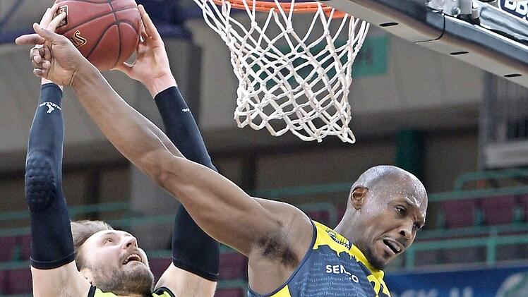 In dieser Szene ist Bayreuths Matthew Tiby (am Ball) nur mit unfairen Mitteln von Oldenburgs Rickey Paulding zu stoppen.