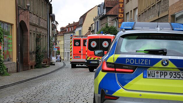 Ein Bild, dass sich jetzt schon mehrfach wiederholt hat: Am Dienstag gegen 17 Uhr verunglückte erneut ein Radfahrer in der Kissinger Straße. Der Rettungsdienst kam für die Versorgung, die Polizei sperrte den Bereich für den Verkehr.