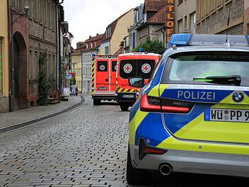Ein Bild, dass sich jetzt schon mehrfach wiederholt hat: Am Dienstag gegen 17 Uhr verunglückte erneut ein Radfahrer in der Kissinger Straße. Der Rettungsdienst kam für die Versorgung, die Polizei sperrte den Bereich für den Verkehr.
