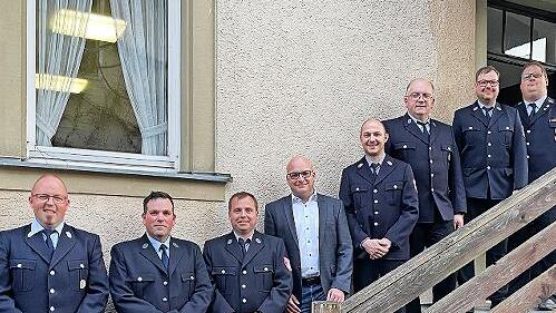 Unser Bild zeigt (von links): Dominik Kuhn, Markus Back, Patrick Memmel, Bürgermeister Michael Kastl, Matthias Schmitt, Horst Beck, Steffen Büscher und Kreisbrandmeister Alexander Frey.