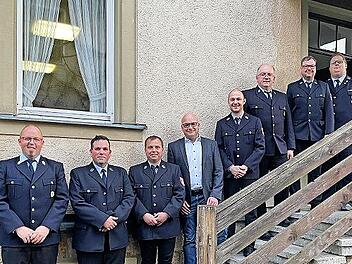 Unser Bild zeigt (von links): Dominik Kuhn, Markus Back, Patrick Memmel, B&uuml;rgermeister Michael Kastl, Matthias Schmitt, Horst Beck, Steffen B&uuml;scher und Kreisbrandmeister Alexander Frey.