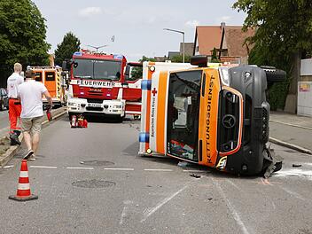 N&uuml;rnberg: Rettungswagen und Auto prallen bei Unfall zusammen