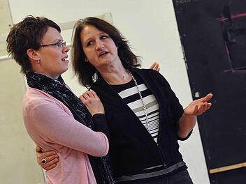 Birgit Kronshage bringt die Strauß-Operette "Der Zigeunerbaron" in Coburg auf die Bühne. Das Meisterwerk des Walzerkönigs feiert am Samstag Premiere am Landestheater (Probenszene mit Hayley Sugars, links).Fotos: Andrea Kremper