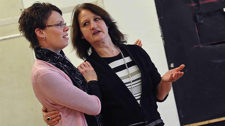 Birgit Kronshage bringt die Strauß-Operette "Der Zigeunerbaron" in Coburg auf die Bühne. Das Meisterwerk des Walzerkönigs feiert am Samstag Premiere am Landestheater (Probenszene mit Hayley Sugars, links).Fotos: Andrea Kremper
