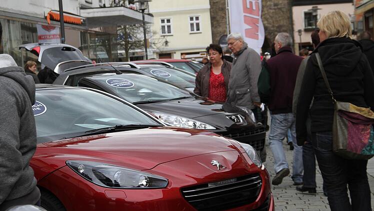 In Reih' und Glied standen die neuen Fahrzeugmodell bereit.