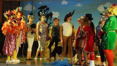 Die Theatergruppe der Grundschule am Mönchsturm Hammelburg führt das Musical "Kwela Kwela" mit großem Erfolg auf.  Foto: Schule
