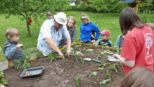 Der Stockheimer Gartenbauverein legt viel Wert auf die Nachwuchsarbeit. Vorsitzender Gerhard Ramming gibt sein Wissen gerne an die Kinder weiter.